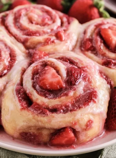 Delicious Strawberry Cinnamon Rolls Recipe